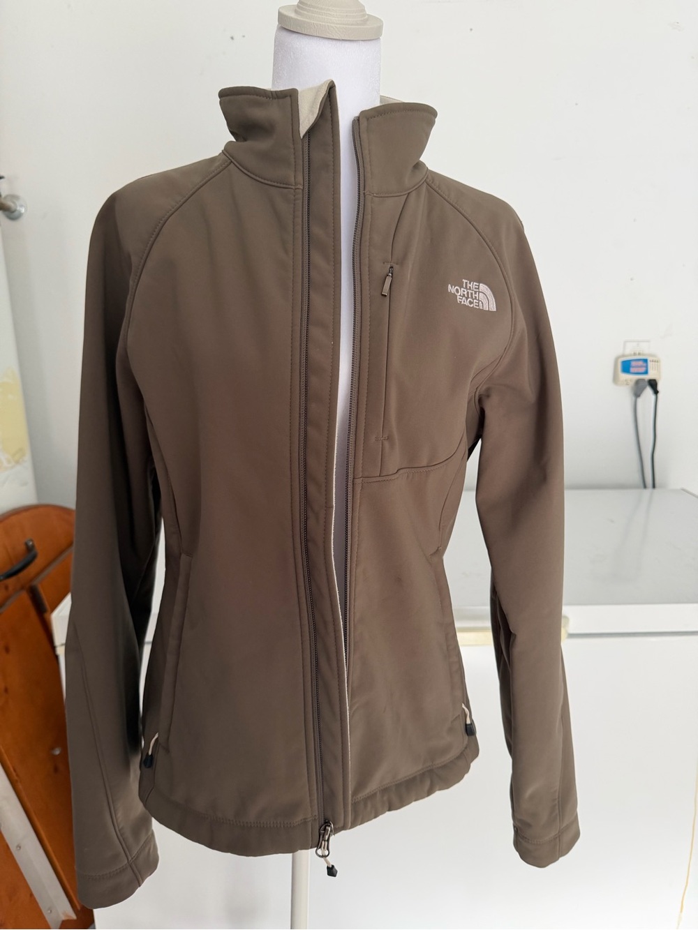 The North Face Women's Utility Softshell Jacket - Taupe